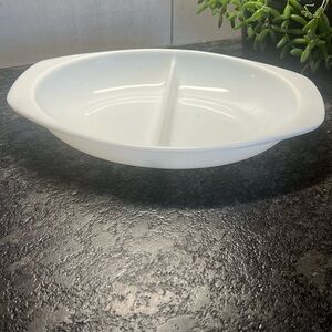 Pyrex 1-1/2 qt divided serving bowl in like new condition. 13x9. Solid white